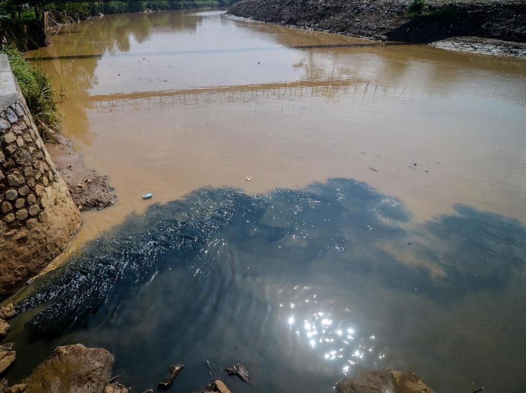 Duh, Lagi-lagi Aliran Sungai Citarum Tercemar Limbah Duh, Lagi-lagi Aliran Sungai Citarum Tercemar Limbah