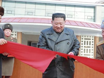Potret Kim Jong Un Meresmikan Kota Spa