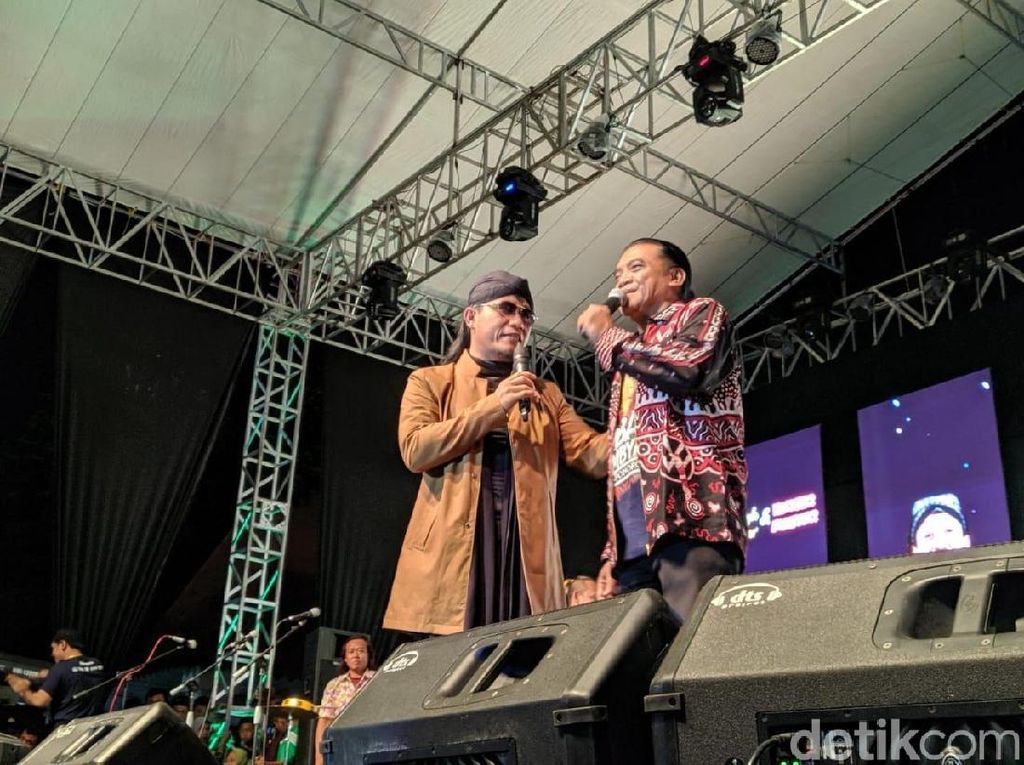 Saat Didi Kempot dan Gus Miftah Bikin Ambyar Ribuan Warga Ponorogo Saat Didi Kempot dan Gus Miftah Bikin Ambyar Ribuan Warga Ponorogo