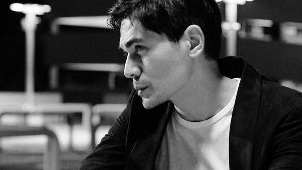 7 Foto Seleb Tampan Berparas Awet Muda di Usia 50-an, Bak Vampire Dunia Nyata