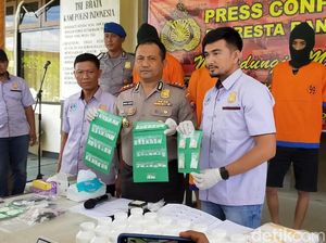 4 Pengedar di Banyuwangi Dibekuk, 90 Gram Sabu dan 41.500 Pil Koplo Disita 4 Pengedar di Banyuwangi Dibekuk, 90 Gram Sabu dan 41.500 Pil Koplo Disita