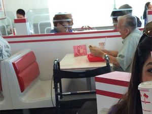 Kisah Haru Orang Tua Makan Sendirian hingga Tokoh yang Tewas Kelaparan