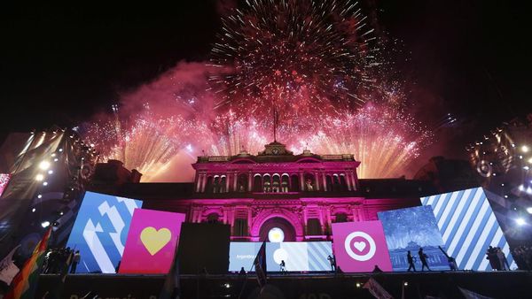 Pesta Kembang Api Sambut Pelantikan Presiden Argentina