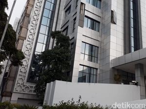 Kencangnya Angin yang Rontokkan Dinding Gedung Pemkab Bojonegoro Kencangnya Angin yang Rontokkan Dinding Gedung Pemkab Bojonegoro