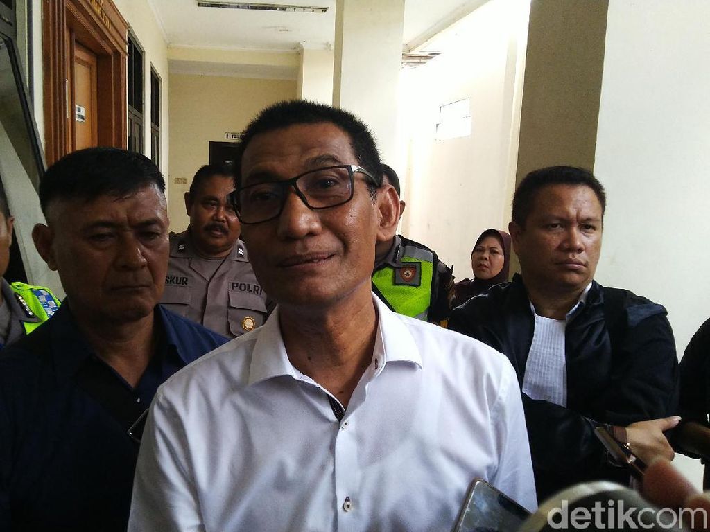 Bupati Tamzil Didakwa Terima Suap Rp 750 Juta dan Gratifikasi Rp 2,5 M Bupati Tamzil Didakwa Terima Suap Rp 750 Juta dan Gratifikasi Rp 2,5 M