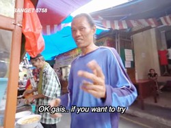 Keren! Tukang Soto Tangkar Ini Fasih Berbahasa Inggris Saat Jualan