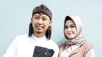 Senyum Bahagia Ade Jigo yang Jadi Penganten Baru