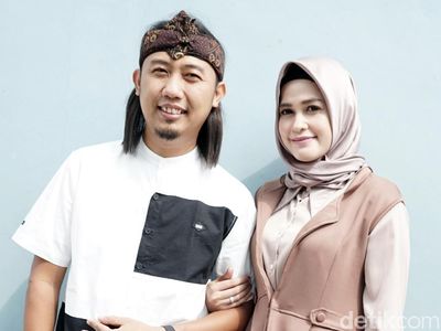 Senyum Bahagia Ade Jigo yang Jadi Penganten Baru