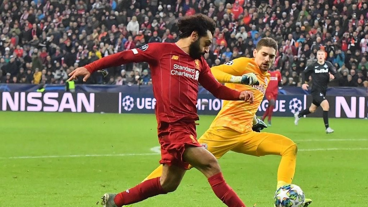 Mohamed Salah mencetak gol sensasional saat Liverpool berjumpa Red Bull Salzburg (Foto: Photo by JOE KLAMAR / AFP)