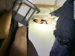 AS Tangkap 11 Imigran China yang Sembunyi di Mesin Cuci dan Lemari