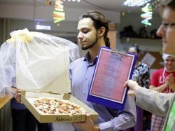 Menikah dengan Pizza Hingga Buah, 5 Pernikahan Aneh dengan Makanan