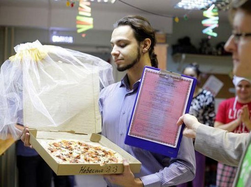 Menikah dengan Pizza Hingga Buah, 5 Pernikahan Aneh dengan Makanan Menikah dengan Pizza Hingga Buah, 5 Pernikahan Aneh dengan Makanan