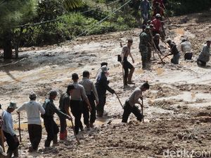 350 Personel Gabungan Singkirkan Danau Lumpur Cilangari Bandung Barat 350 Personel Gabungan Singkirkan Danau Lumpur Cilangari Bandung Barat