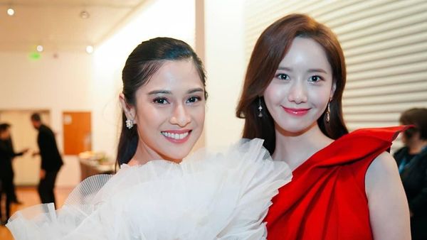 Cantiknya Bikin Adem, Saat Dian Sastrowardoyo dan Yoona SNSD Foto Bareng