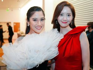 Cantiknya Bikin Adem, Saat Dian Sastrowardoyo dan Yoona SNSD Foto Bareng
