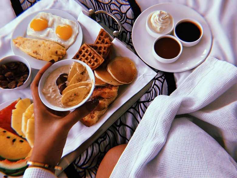 Untuk menu sarapannya sendiri, Gazini paling suka menyantap oat meal, pancake, waffle, telur mata sapi, hingga aneka buah-buahan. Foto: Instagram @gazinii