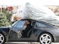 Sultan! Keanu Reeves Angkut Pohon Natal Pakai Porsche