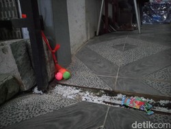 Cegah Ular Kobra Masuk Lagi ke Rumah, Warga Citayam Village Tabur Garam