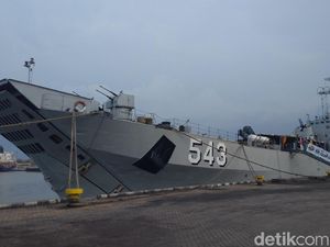 Bersandar di Pelabuhan Cirebon, Kapal Perang TNI AL Boleh Dimasuki Warga Bersandar di Pelabuhan Cirebon, Kapal Perang TNI AL Boleh Dimasuki Warga