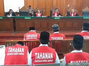 Enam Pembakar Polsek Tambelangan Divonis Berbeda Enam Pembakar Polsek Tambelangan Divonis Berbeda