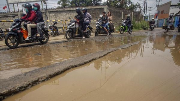 Hati-hati! Jalan di Cibinong Rusak dan Tergenang Air
