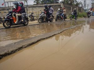 Hati-hati! Jalan di Cibinong Rusak dan Tergenang Air