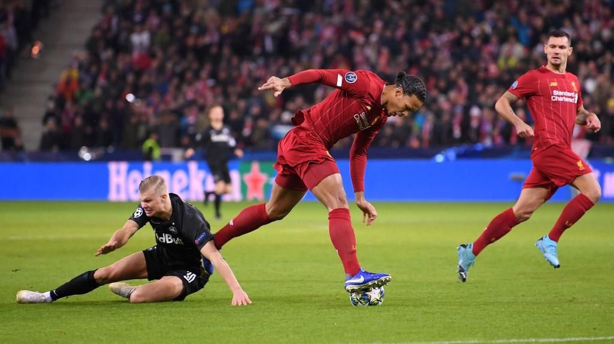 Pemain Liverpool. Virgil Van Dijk, menilai kemenangan atas Salzburg menunjukkan kualitas timnya. (Foto: Michael Regan/Getty Images)