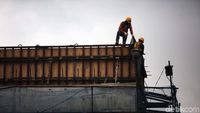 Pekerja Bahu Membahu Selesaikan Proyek Tol Becakayu Seksi 2A