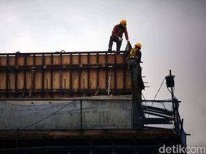 Pekerja Bahu Membahu Selesaikan Proyek Tol Becakayu Seksi 2A Pekerja Bahu Membahu Selesaikan Proyek Tol Becakayu Seksi 2A