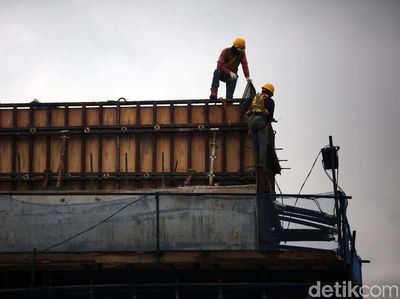 Pekerja Bahu Membahu Selesaikan Proyek Tol Becakayu Seksi 2A