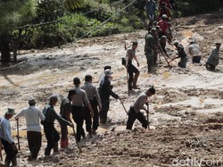 BPBD Buat Jembatan Darurat di Danau Lumpur Cilangari Bandung Barat