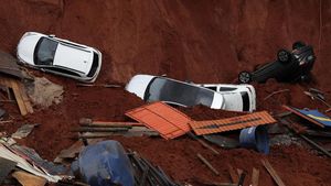 Akibat Jalan Longsor, Mobil-mobil Ini Nyungsep ke Lubang