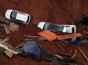 Akibat Jalan Longsor, Mobil-mobil Ini Nyungsep ke Lubang