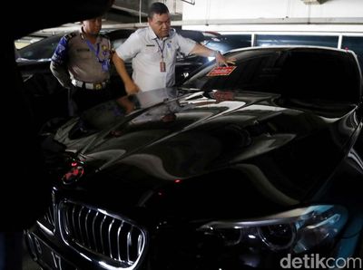 Mobil Mewah Nunggak Pajak Diburu Hingga ke Pusat Perbelanjaan
