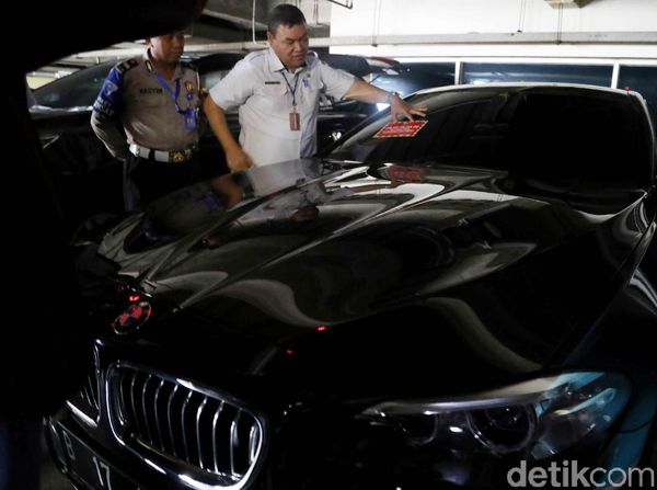 Mobil Mewah Nunggak Pajak Diburu Hingga ke Pusat Perbelanjaan