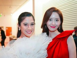 Foto Bareng Yoona SNSD, Kecantikan Dian Sastro Tak Luntur