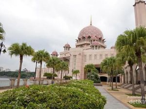 Cantiknya Masjid Pink Kebanggaan Malaysia Cantiknya Masjid Pink Kebanggaan Malaysia