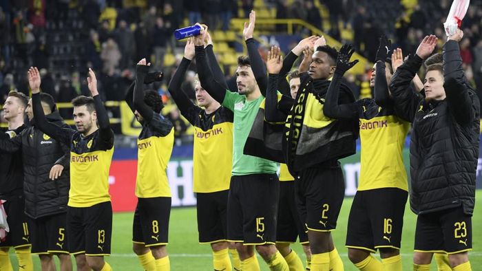 Dortmunds team celebrates after the UEFA Champions League Group F football match between Borussia Dortmund and SK Slavia Prague on December 10, 2019 in Dortmund, western Germany. (Photo by Ina Fassbender / AFP)