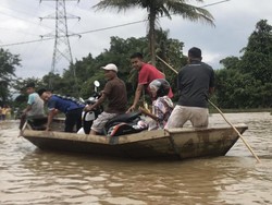 Banjir, Warga di 50 Kota Sumbar Terpaksa Pakai Sampan dan Perahu