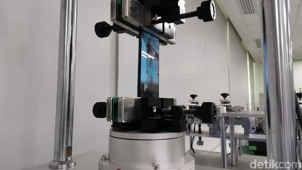 Melihat Ponsel Oppo Disiksa