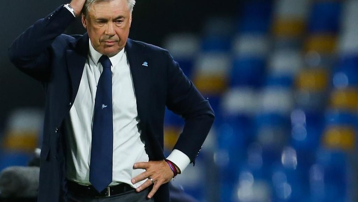 Carlo Ancelotti disebut bisa menangani klub mana pun usai didepak Napoli (Foto: Carlo Hermann / AFP)