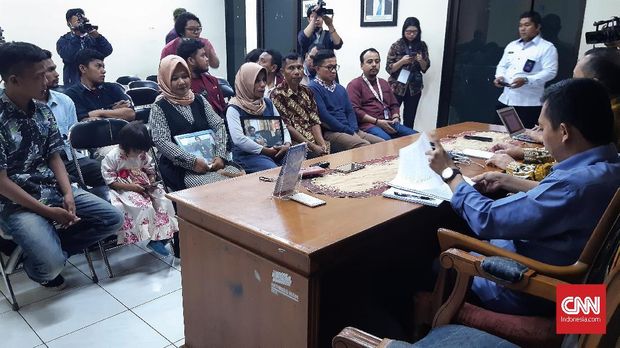 Keluarga Himawan Randi dan Yusuf Qardhawi mengadu dan diterima Ketua Komnas HAM Ahmad Taufan Damanik, meminta dukungan untuk kejelasan pengungkapan kasus meninggalnya dua mahasiswa Universitas Halu Oleo Kendari di Kantor Pengaduan Komnas HAM, Jakarta, Rabu (11/12).