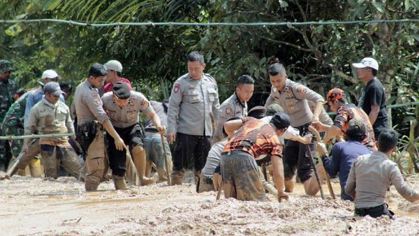 Ratusan TNI-Polri Bersihkan Danau Lumpur di Bandung Barat