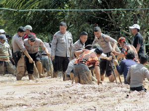 Ratusan TNI-Polri Bersihkan Danau Lumpur di Bandung Barat Ratusan TNI-Polri Bersihkan Danau Lumpur di Bandung Barat