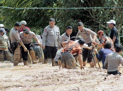 Ratusan TNI-Polri Bersihkan Danau Lumpur di Bandung Barat