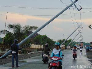 Deretan Tiang Listrik-Telepon Nyaris Roboh Diterjang Angin di Pati