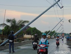 Deretan Tiang Listrik-Telepon Nyaris Roboh Diterjang Angin di Pati