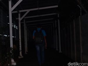 Hati-hati, Lorong Stasiun Jurangmangu Arah UPJ Gelap Gulita Hati-hati, Lorong Stasiun Jurangmangu Arah UPJ Gelap Gulita