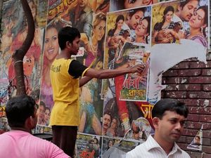 Film Peselancar Perempuan Dikecam Muslim Konservatif Bangladesh