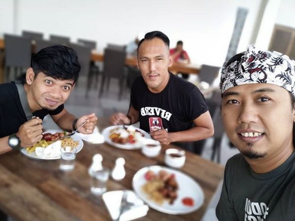 Sebelum Menikah Lagi, Ini Kedekatan Ade Jigo dengan Temannya Saat Kulineran